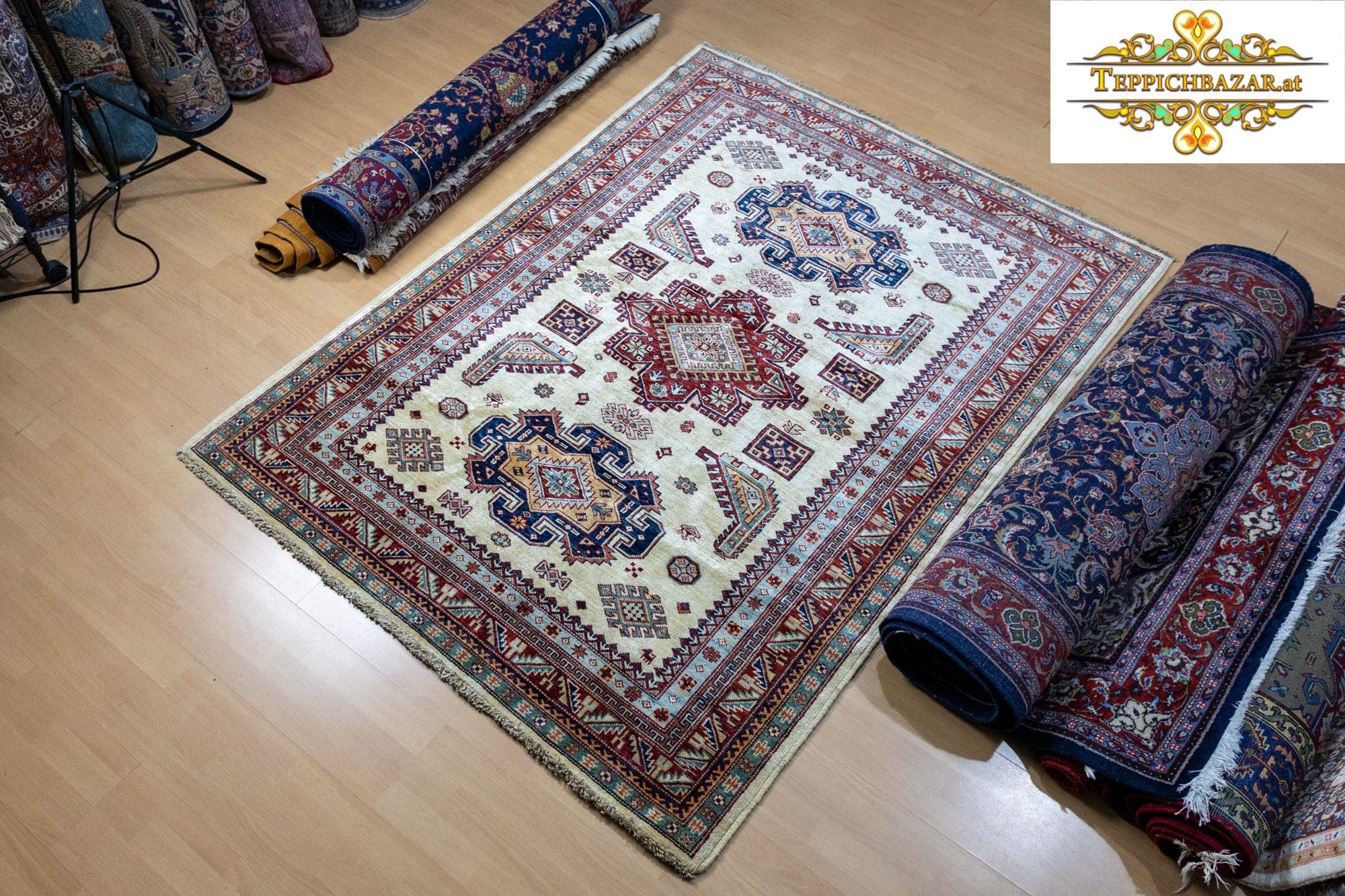 Orientteppich Kazak 199 x 149 cm handgeknüpft (Verkauft)