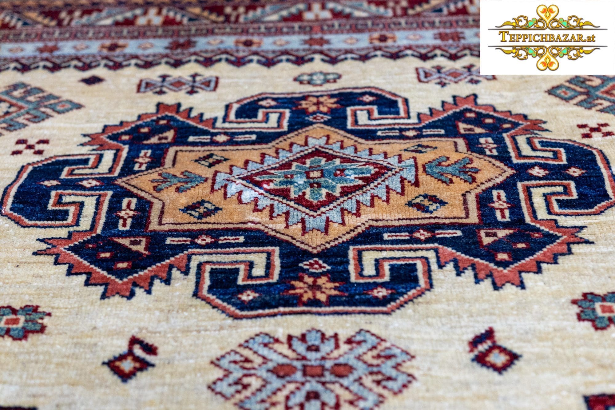 Orientteppich Kazak 199 x 149 cm handgeknüpft (Verkauft)