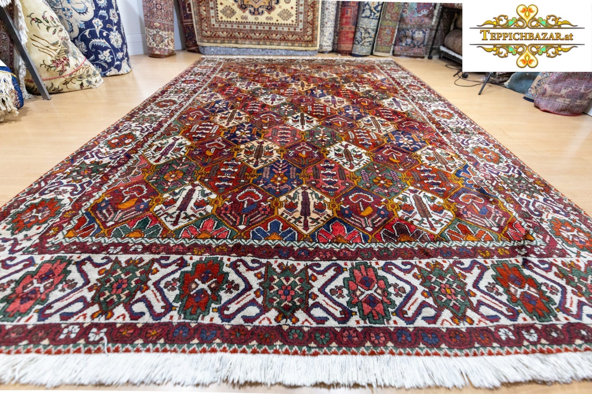 Perserteppich Bachtiar 313 x 215 cm handgeknüpft (Verkauft)
