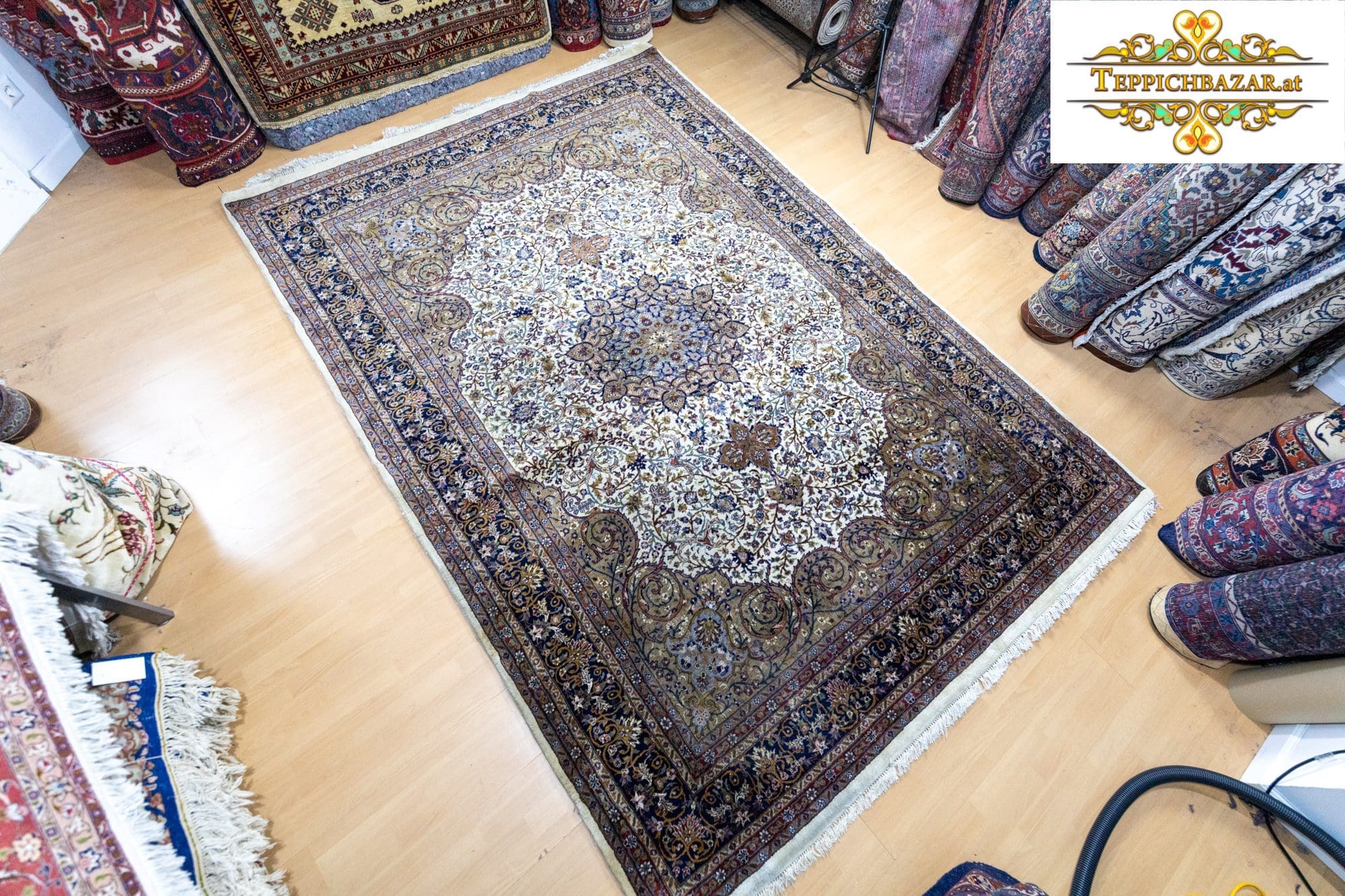 Orientteppich 310 x 215 cm handgeknüpft (Verkauft)