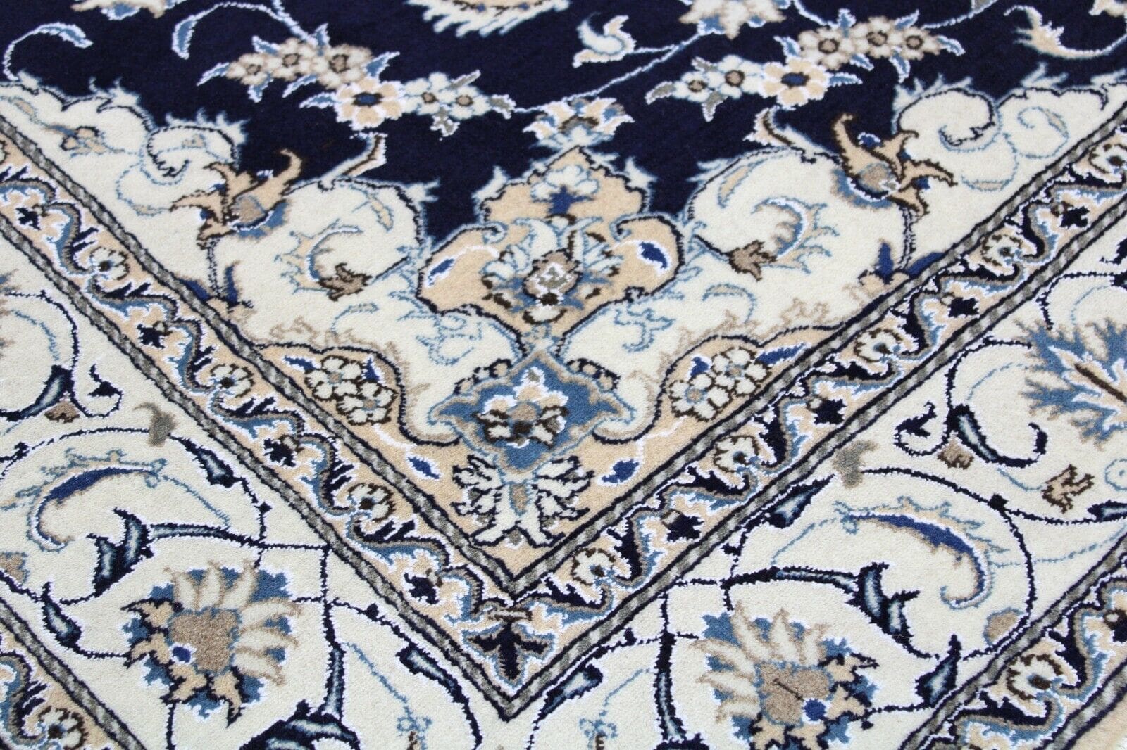 Nain Perserteppich aus Iran, 290 × 197 cm