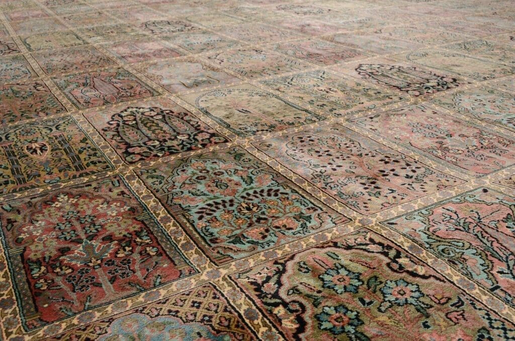 h1-handgeknupfter-orientteppich-in-ubergrobe-mit-feldermotiv-kashmir-552-x-6 Orientteppich Kashmir 552 x 357 cm Viskose handgeknüpft