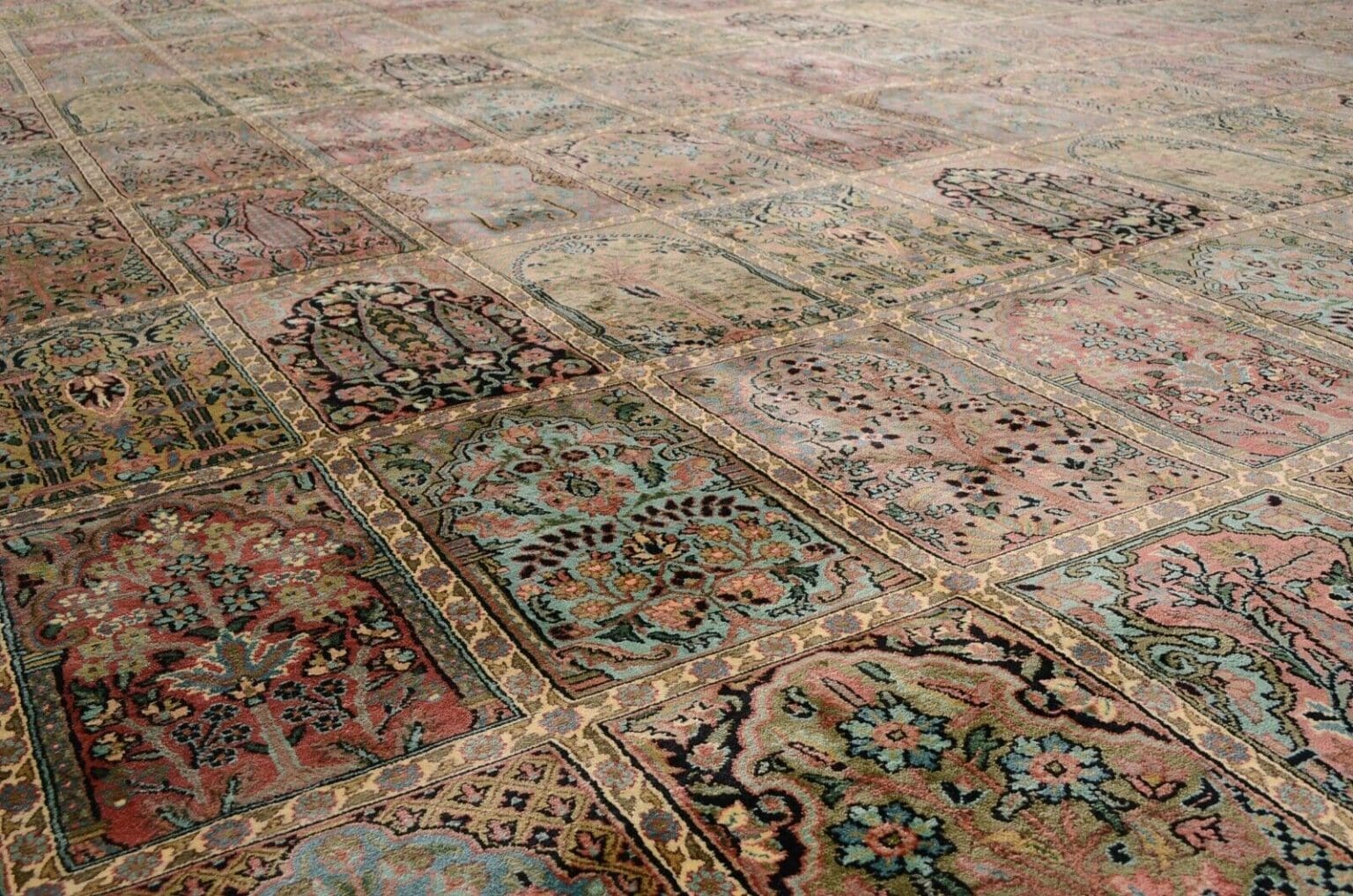h1-handgeknupfter-orientteppich-in-ubergrobe-mit-feldermotiv-kashmir-552-x-6 Orientteppich Kashmir 552 x 357 cm Viskose handgeknüpft