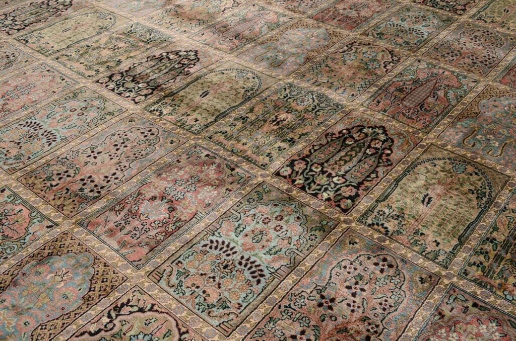 h1-handgeknupfter-orientteppich-in-ubergrobe-mit-feldermotiv-kashmir-552-x-8 Orientteppich Kashmir 552 x 357 cm Viskose handgeknüpft