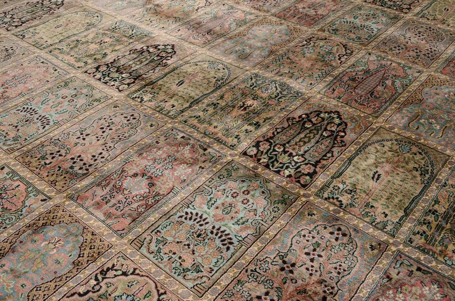 h1-handgeknupfter-orientteppich-in-ubergrobe-mit-feldermotiv-kashmir-552-x-8 Orientteppich Kashmir 552 x 357 cm Viskose handgeknüpft