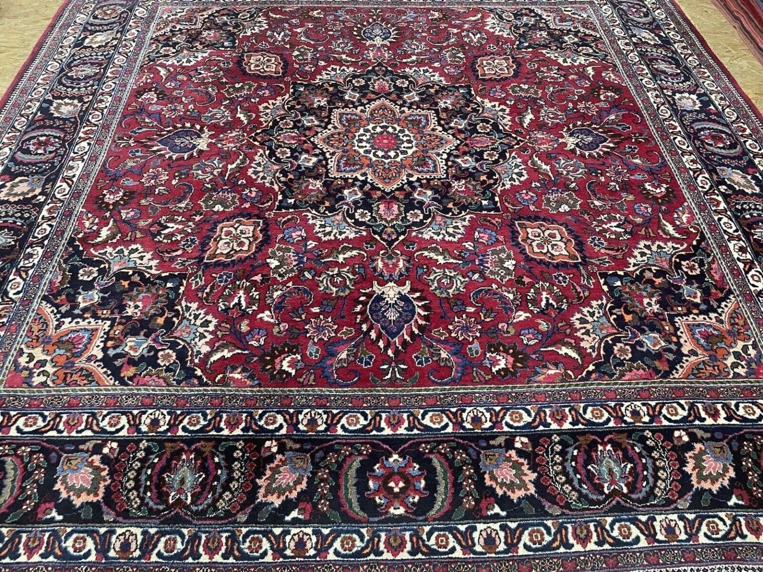 quadratischer-perserteppich-300x300-cm-hochwertiger-handgeknupfter-teppich-1 Perserteppich Maschad 300 x 300 cm Wolle handgeknüpft