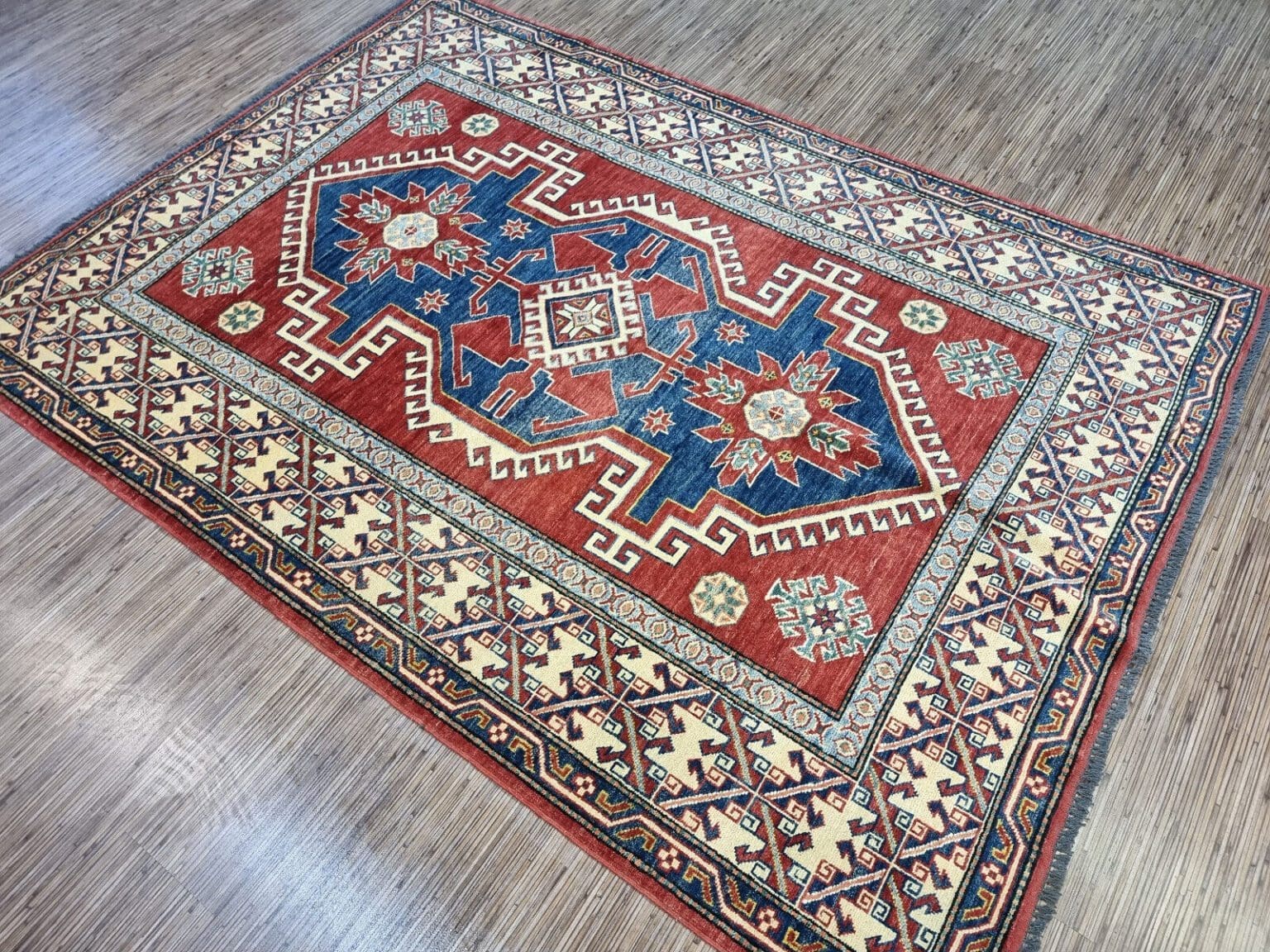 wunderschoner-original-pakistanischer-kazak-teppich-226x163-cm-1-2 Orientteppich Kazak 226x163 cm Wolle handgeknüpft