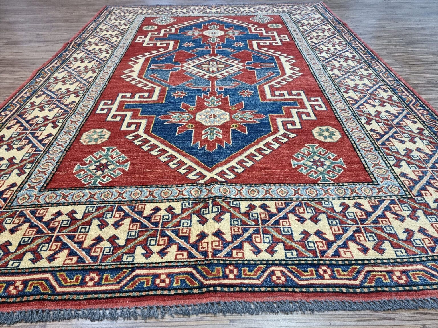wunderschoner-original-pakistanischer-kazak-teppich-226x163-cm-1-3 Orientteppich Kazak 226x163 cm Wolle handgeknüpft