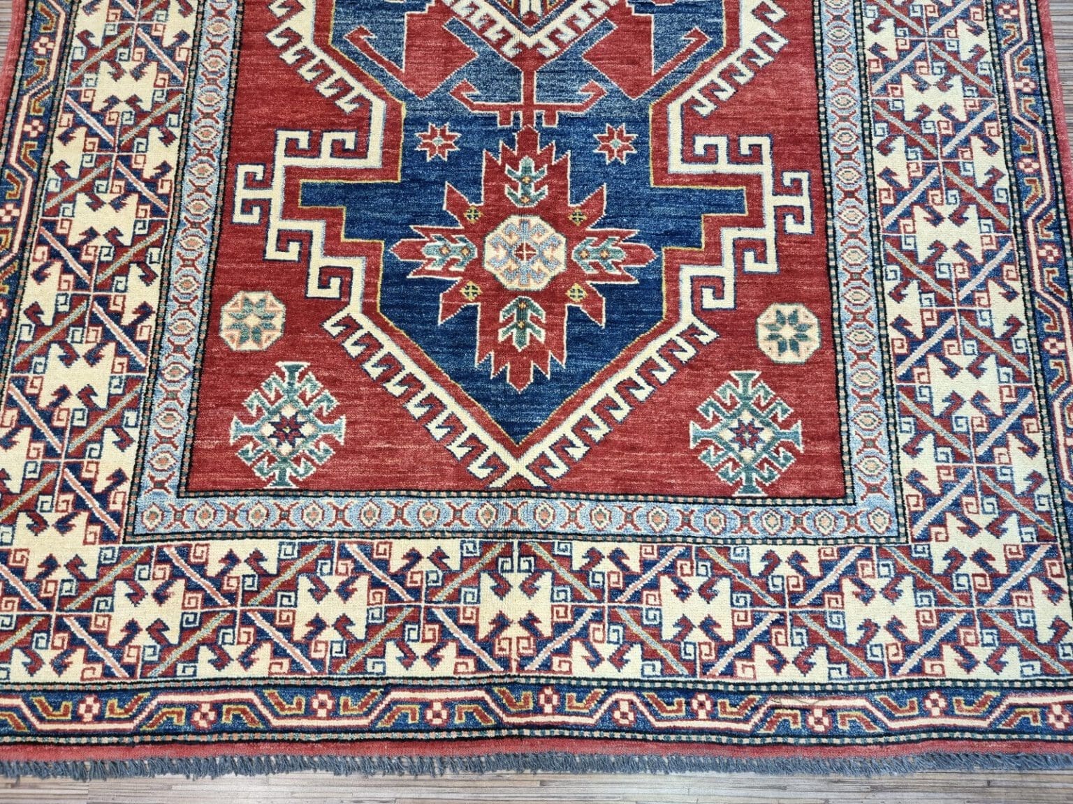 wunderschoner-original-pakistanischer-kazak-teppich-226x163-cm-1-7 Orientteppich Kazak 226x163 cm Wolle handgeknüpft
