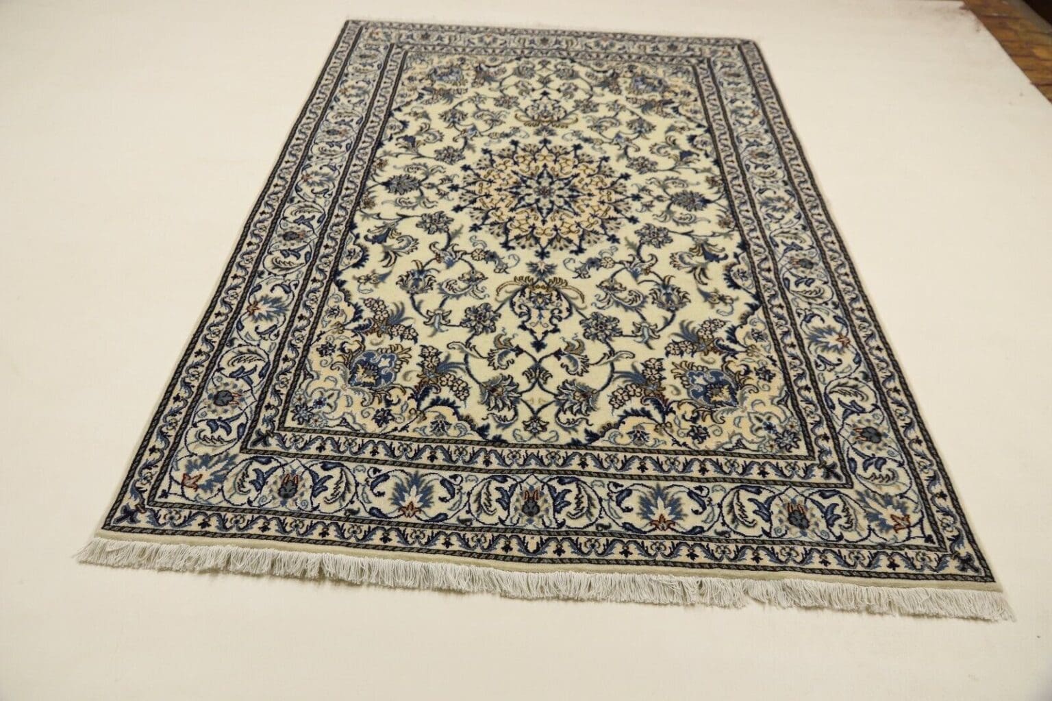 wunderschoner-perserteppich-super-nain-248-x-165-cm-ca-300000-knoten-m-1-3 Perserteppich Nain 248 x 165 cm Wolle handgeknüpft