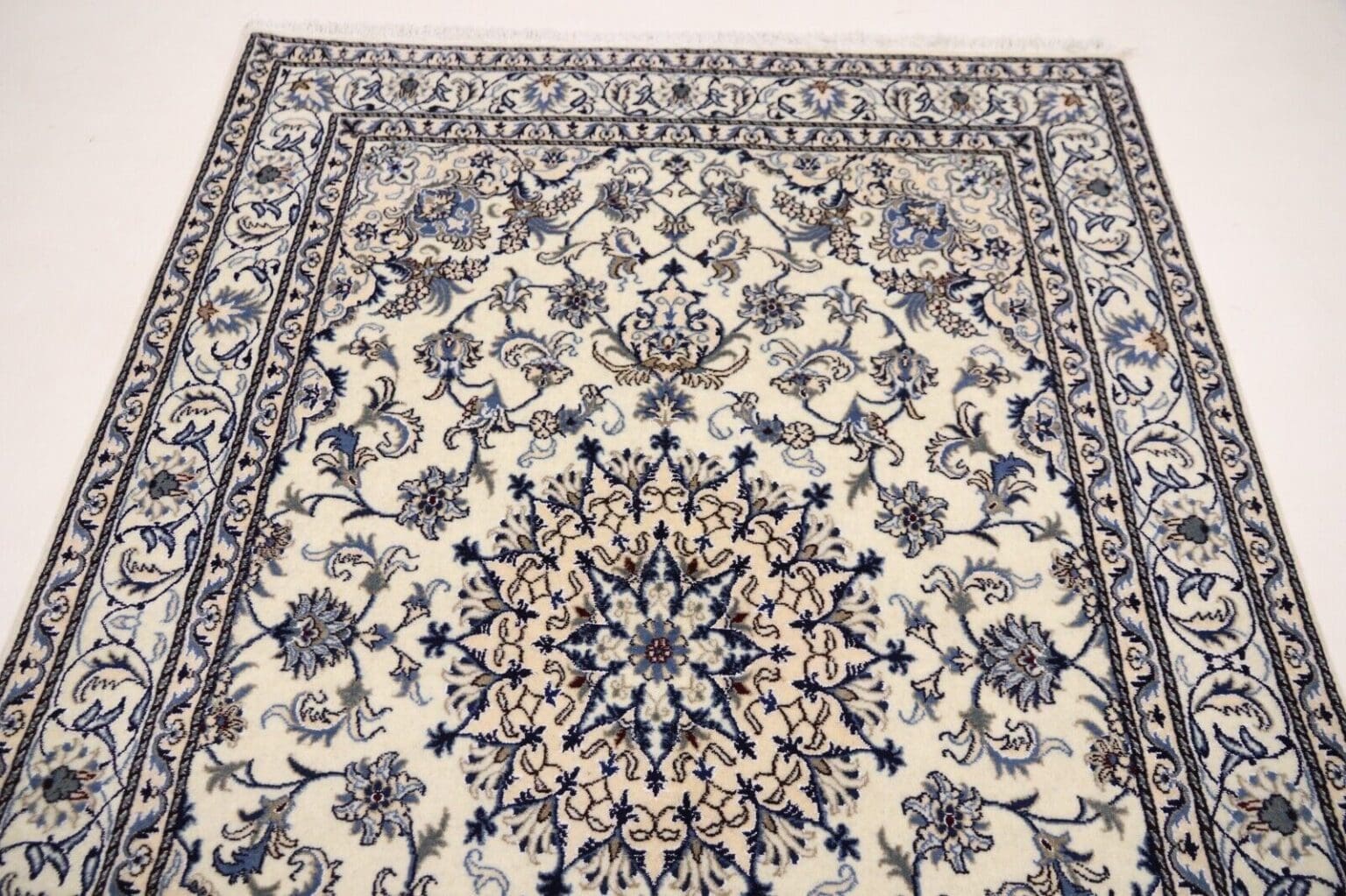 Perserteppich Nain 232 x 163 cm Schurwolle handgeknüpft