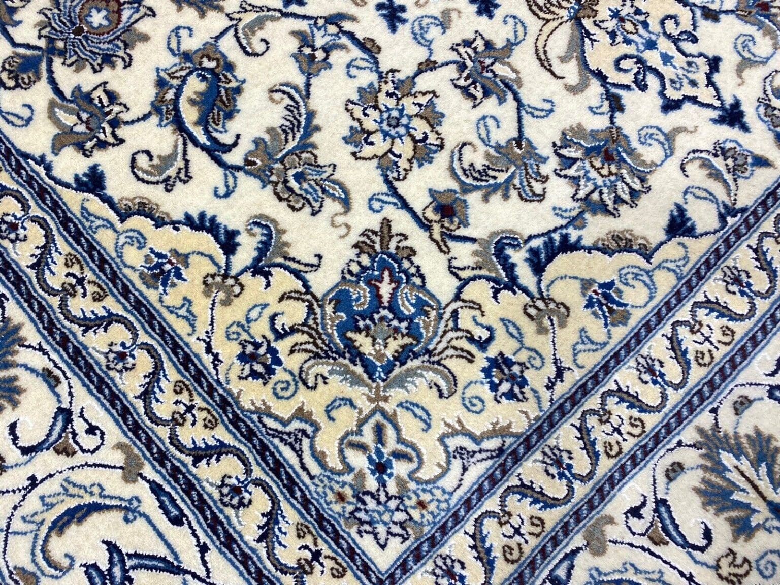 Perserteppich Nain 207 x 193 cm Wolle handgeknüpft
