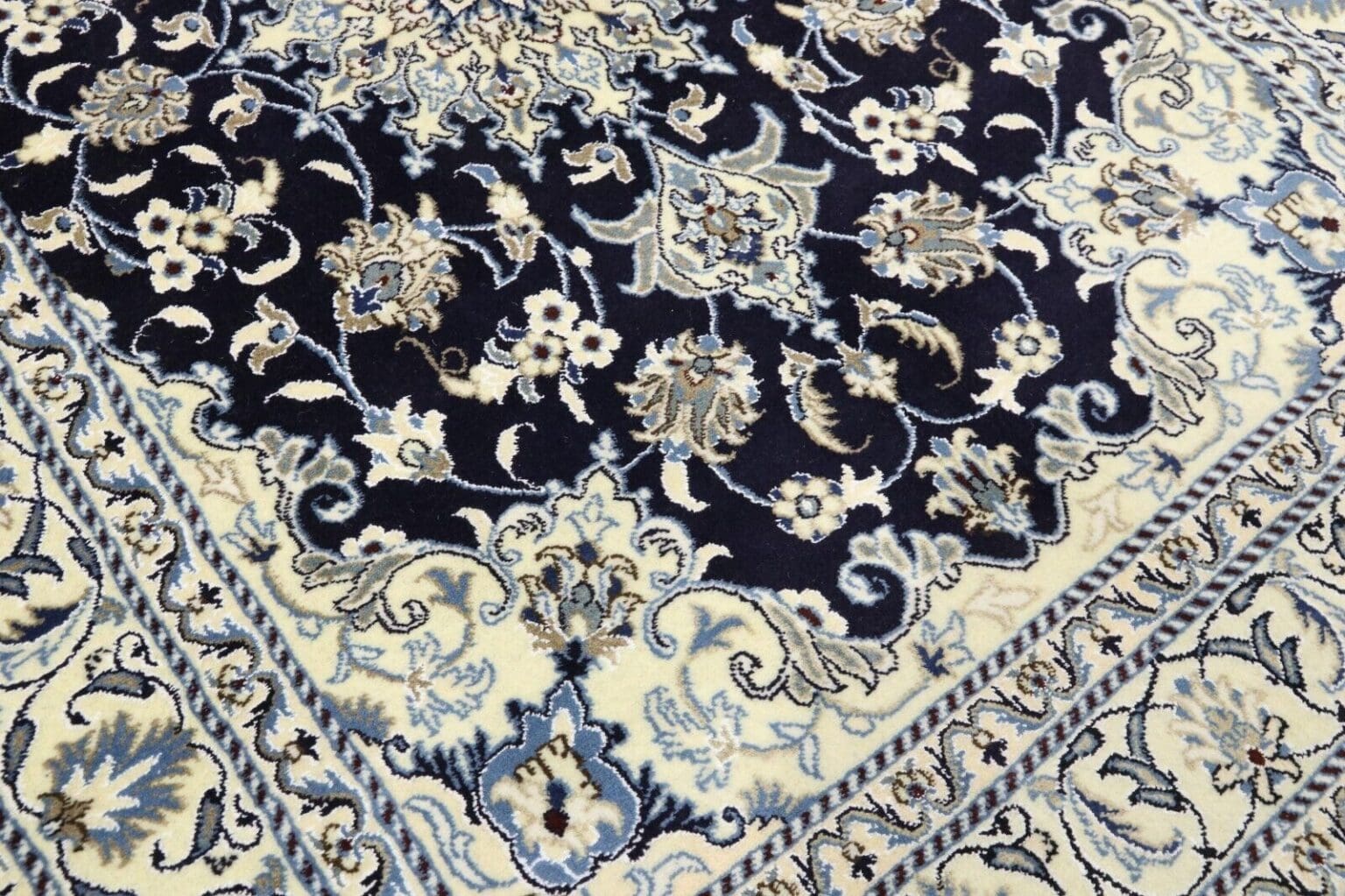 Perserteppich Nain 200 x 145 cm Wolle handgeknüpft