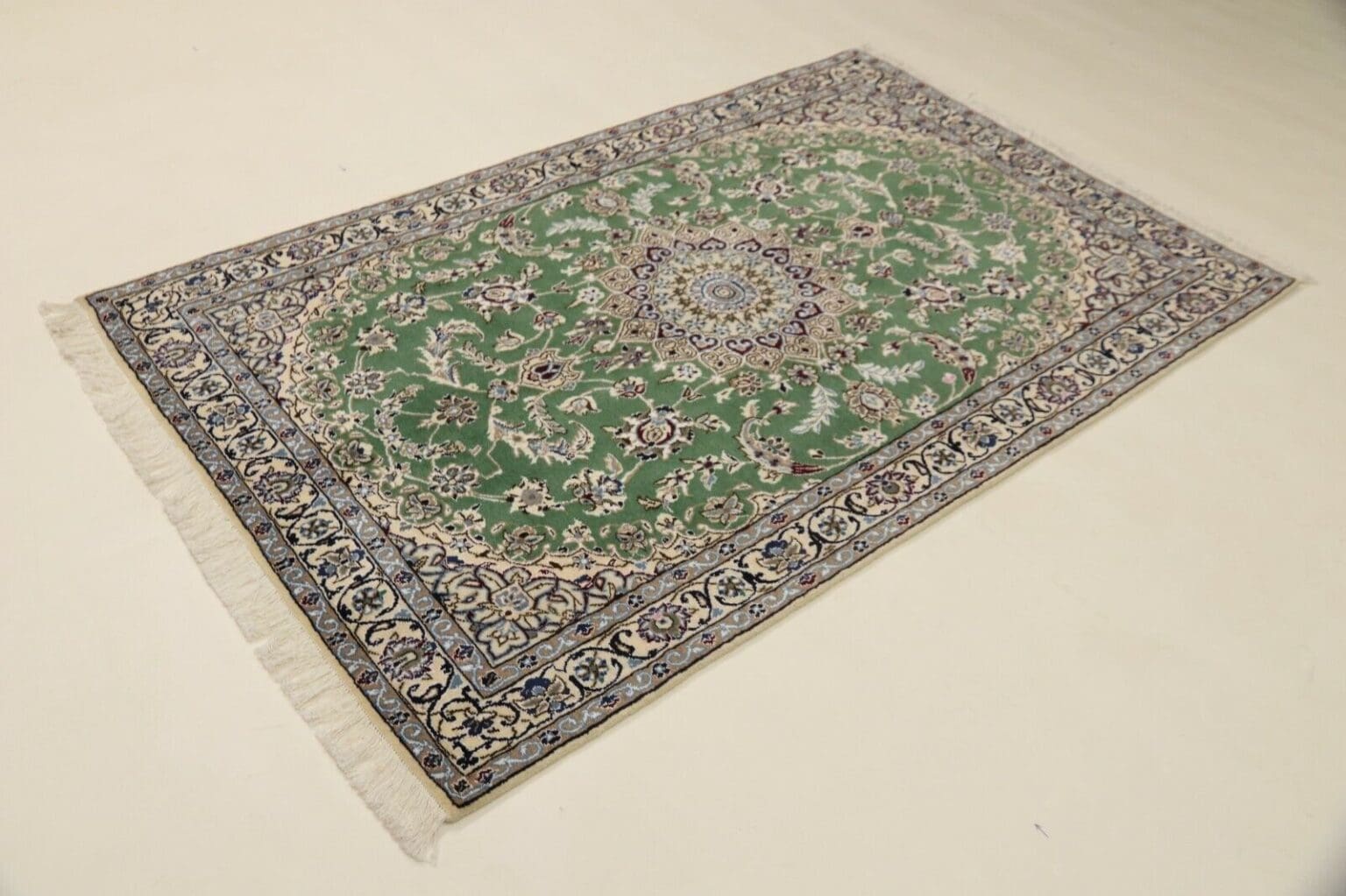 Perserteppich Nain 185 x 118 cm Wolle handgeknüpft