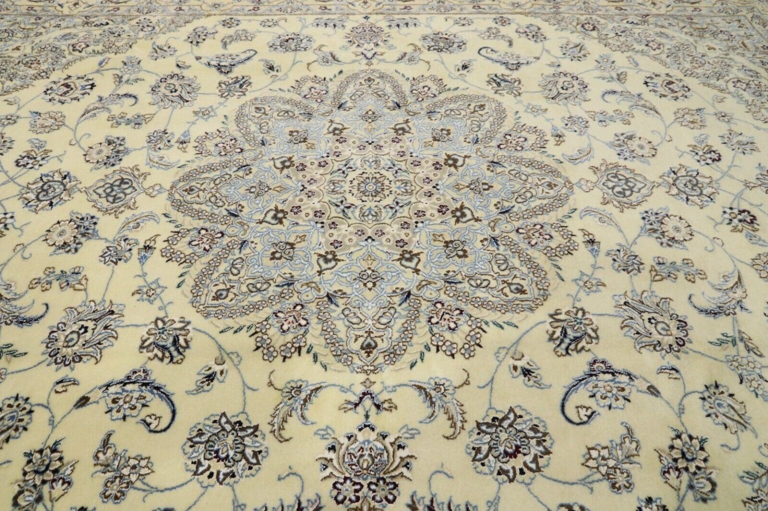Perserteppich Nain 360 x 245 cm Wolle handgeknüpft