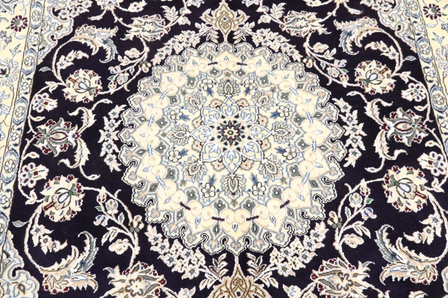 Perserteppich Nain 246 x 154 cm Schurwolle handgeknüpft