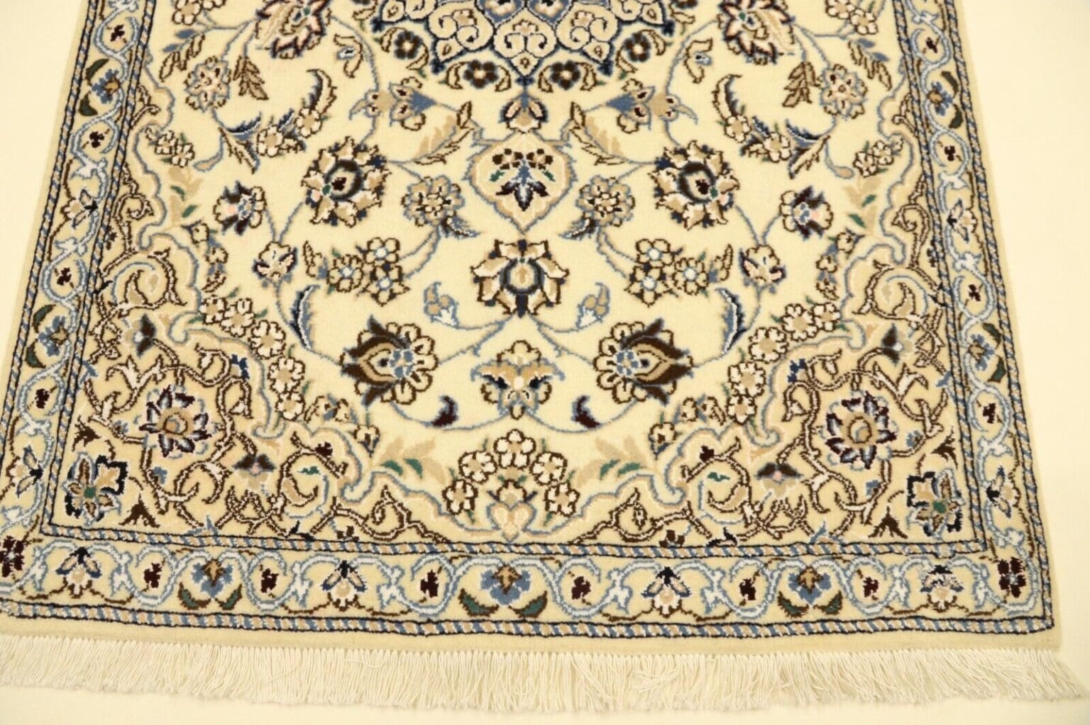 Perserteppich Nain 136 x 87 cm Korkwolle handgeknüpft