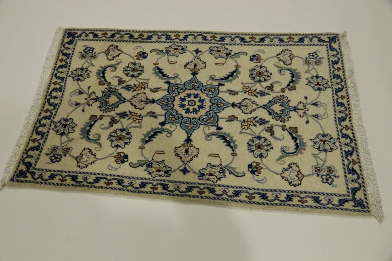 Perserteppich Nain 137 x 85 cm Schurwolle handgeknüpft