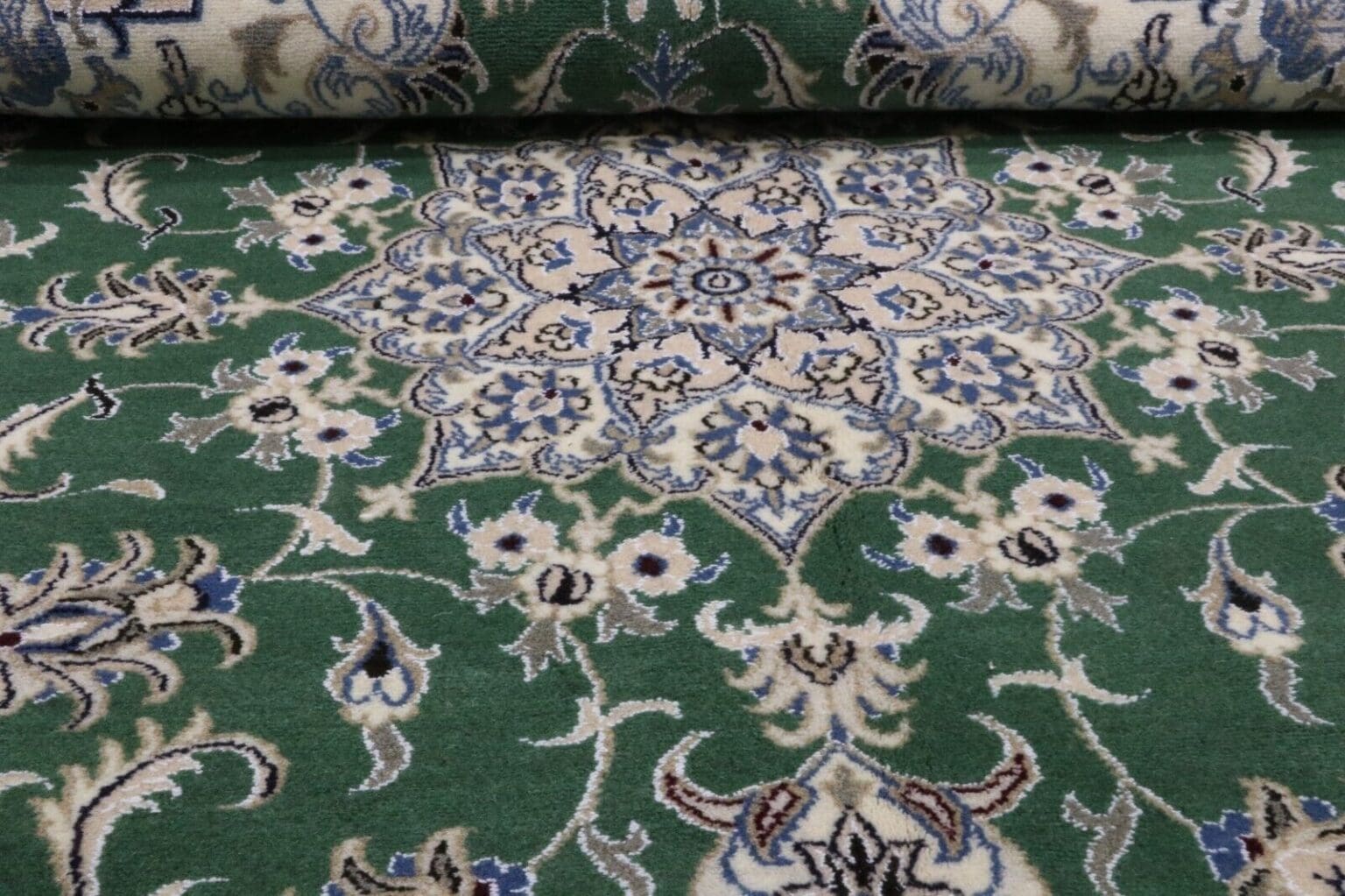 Perserteppich Nain 234 x 165 cm Wolle handgeknüpft