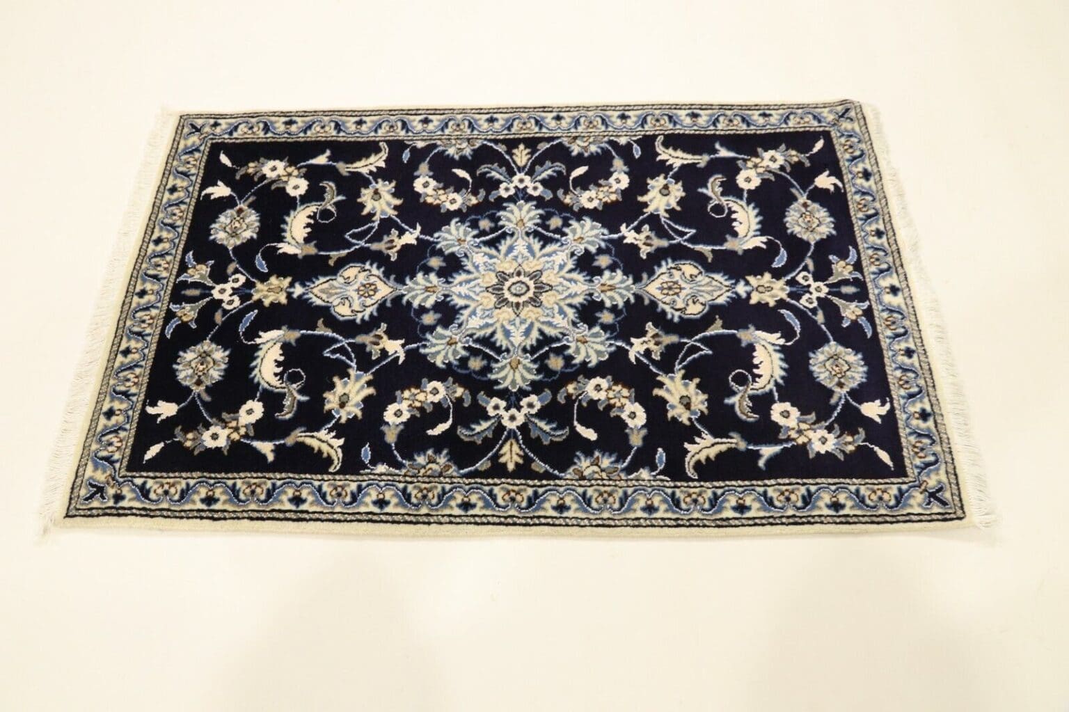 Perserteppich Nain 136 x 84 cm Wolle handgeknüpft