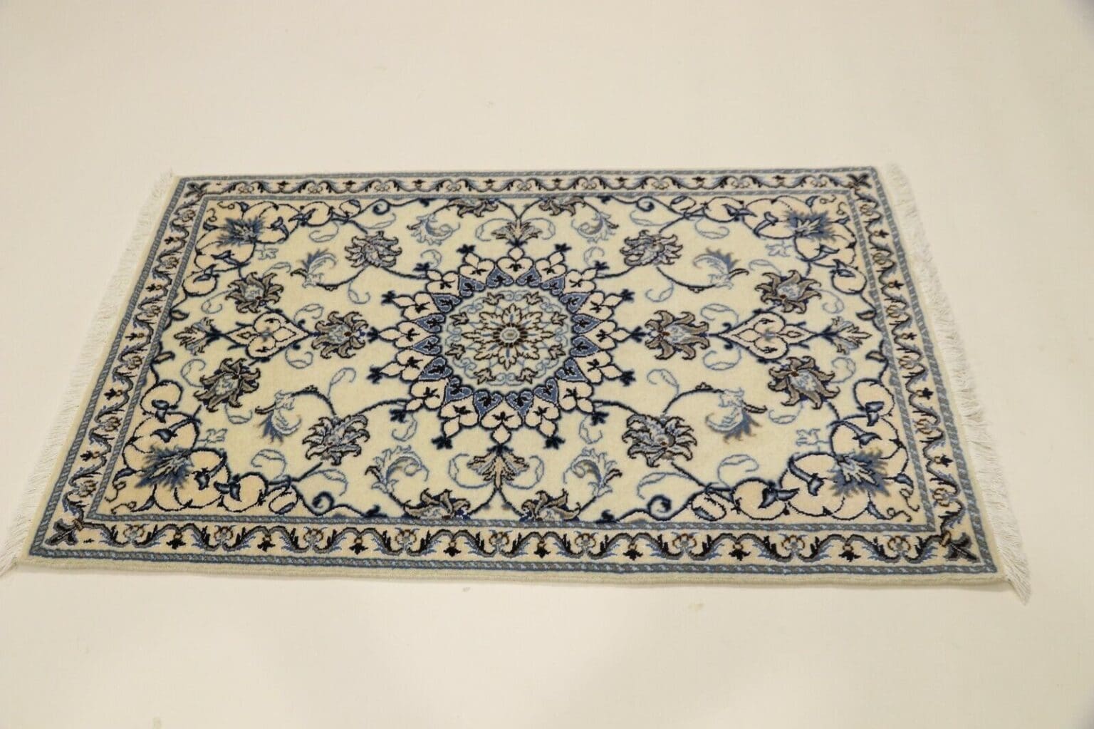 Perserteppich Nain 140 x 88 cm Schurwolle handgeknüpft