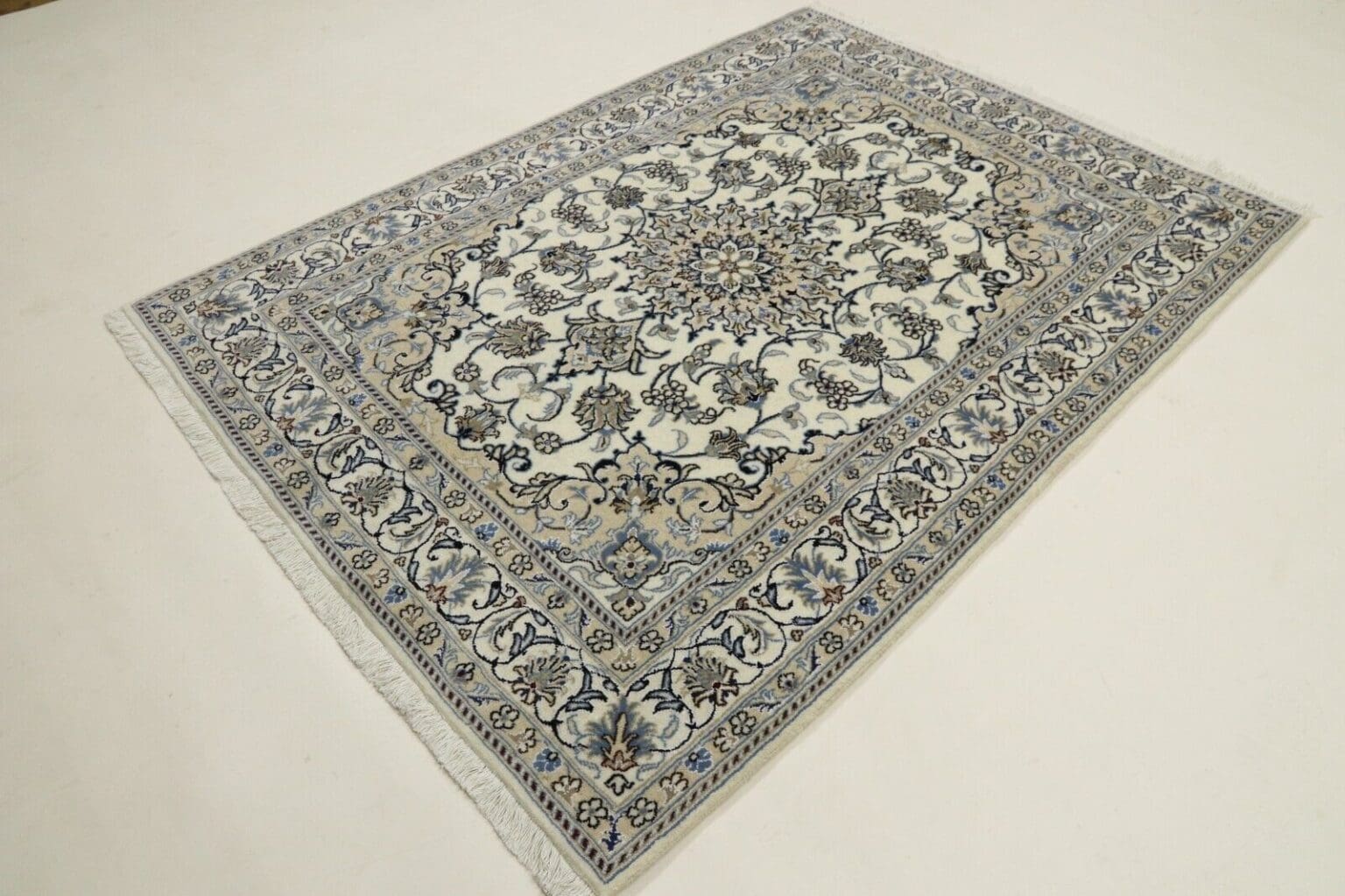 Perserteppich Nain 193 x 140 cm Wolle handgeknüpft