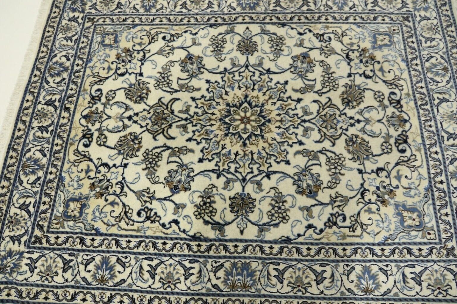 Perserteppich Nain 197 x 149 cm Wolle handgeknüpft