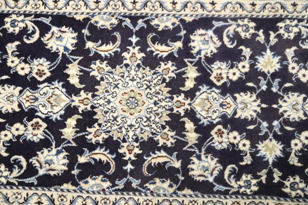 Perserteppich Nain 395 x 80 cm Schurwolle handgeknüpft