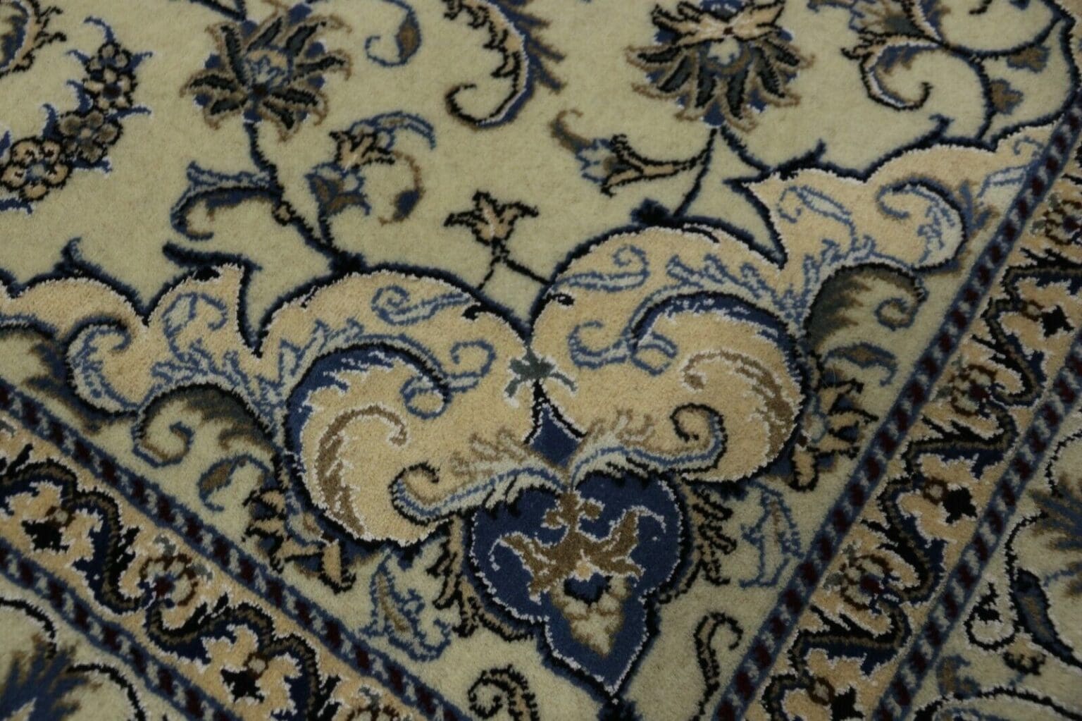 Perserteppich Nain 204 x 150 cm Wolle handgeknüpft