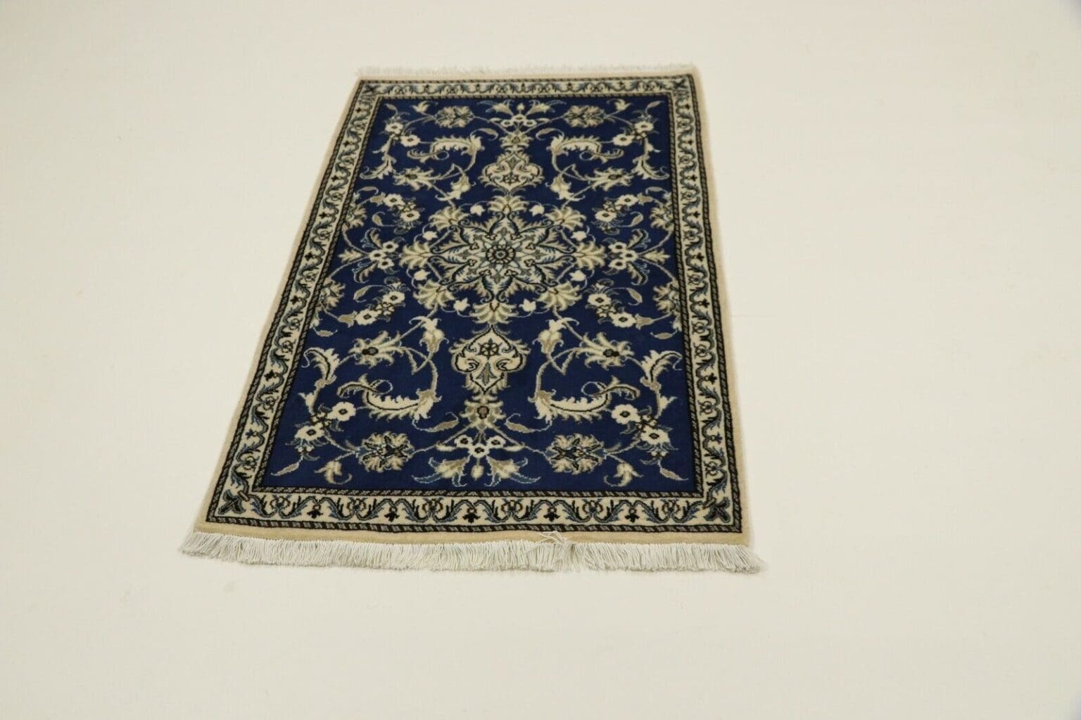 Perserteppich Nain 134 x 89 cm Schurwolle handgeknüpft