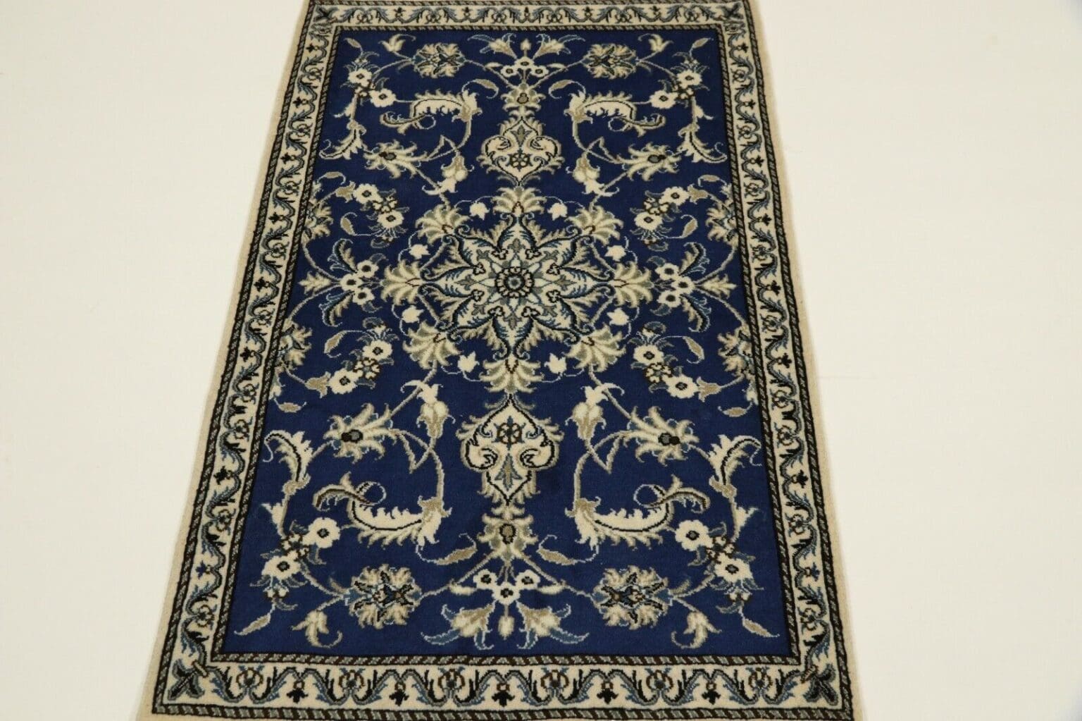 Perserteppich Nain 134 x 89 cm Schurwolle handgeknüpft