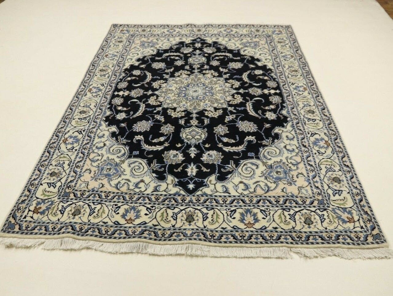Perserteppich Nain 226 x 167 cm Wolle handgeknüpft