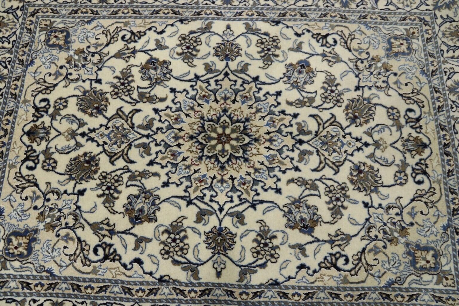 Perserteppich Nain 196 x 145 cm Wolle handgeknüpft