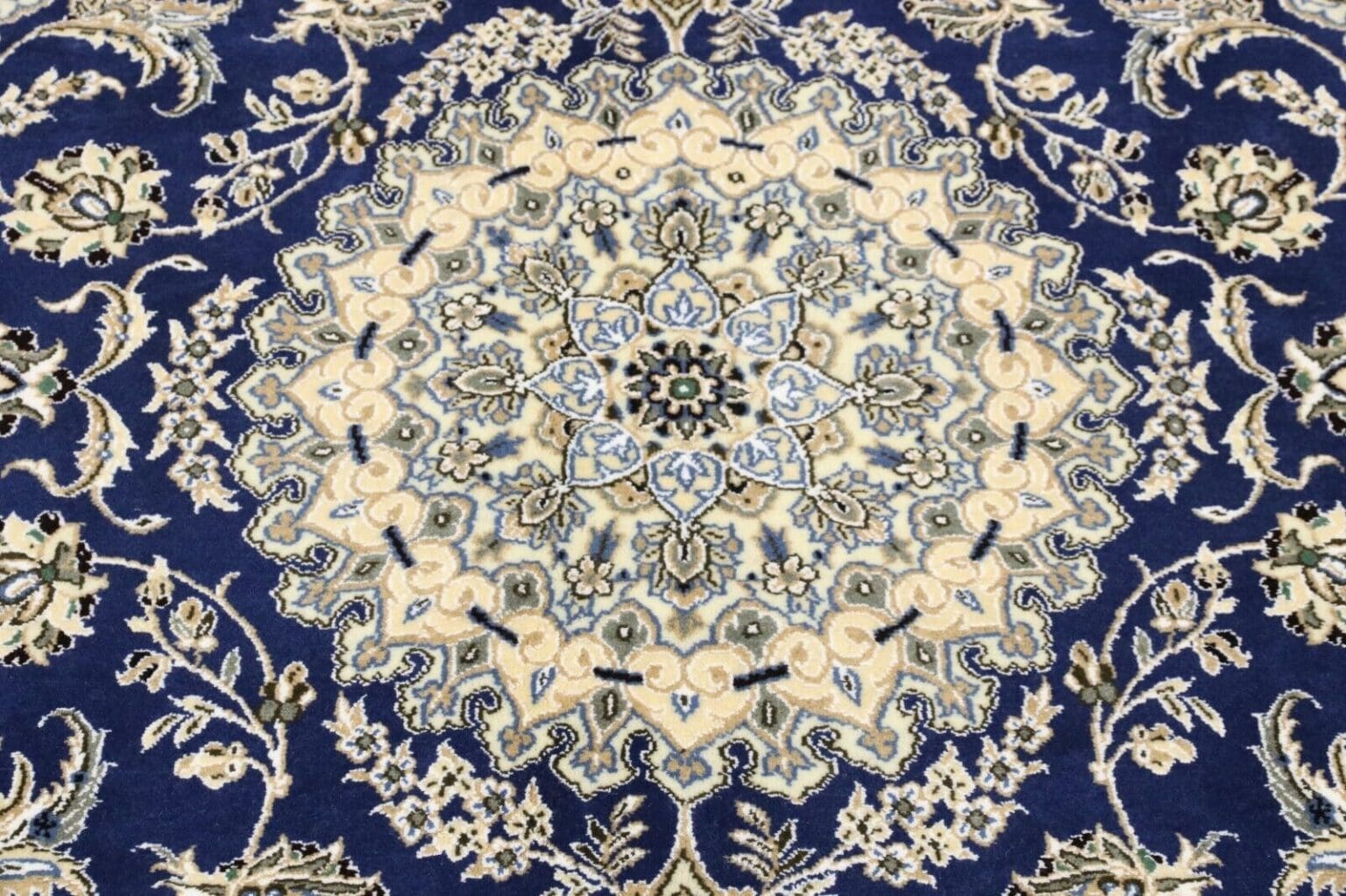 Perserteppich Nain 244 x 146 cm Schurwolle Handgeknüpft
