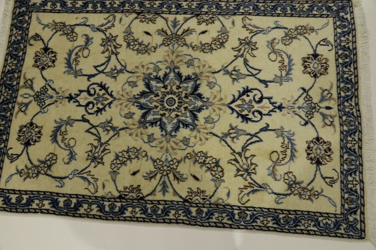 Perserteppich Nain 137 x 91 cm Schurwolle handgeknüpft