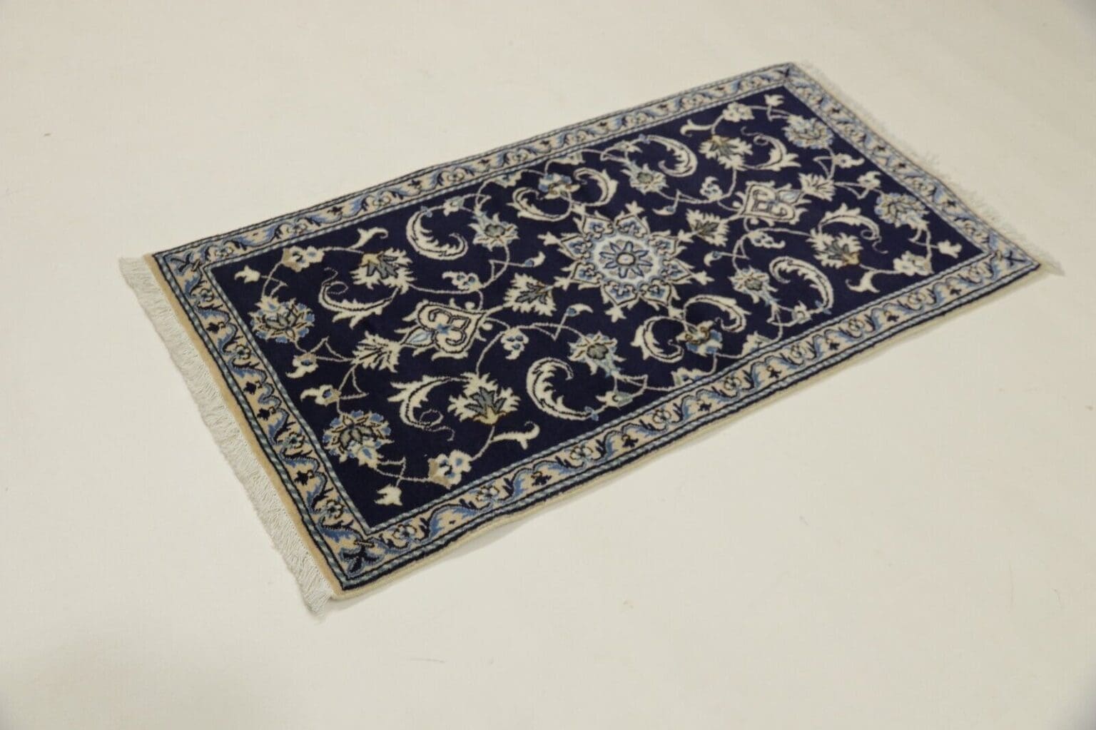 Perserteppich Nain 138 x 71 cm Schurwolle handgeknüpft