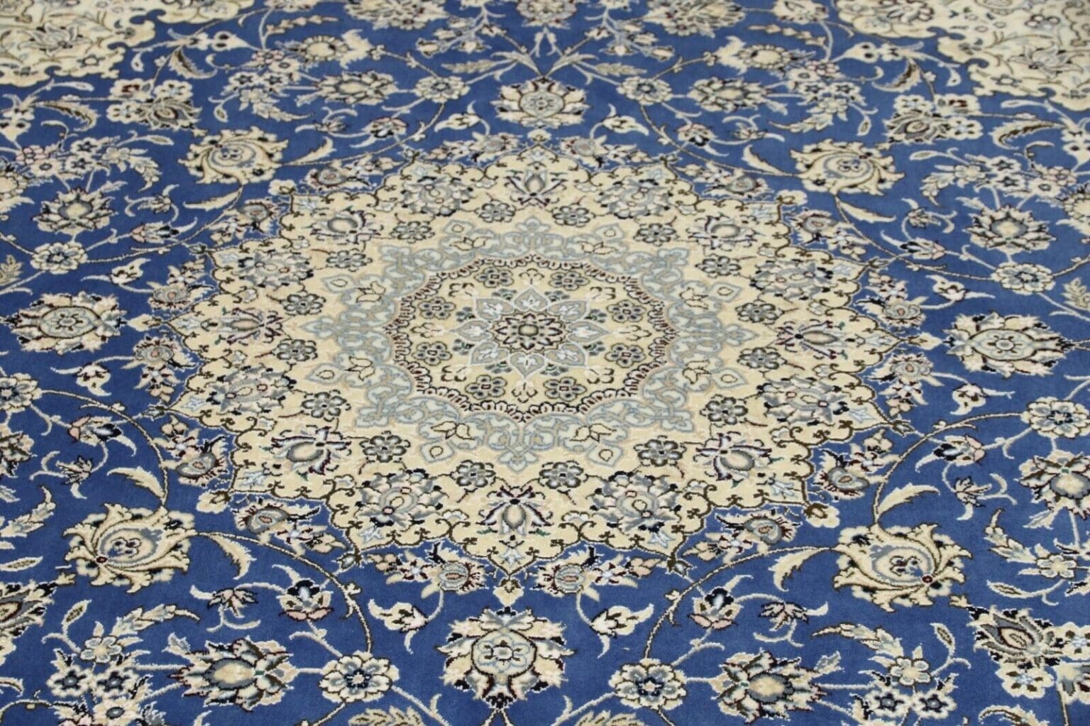 Perserteppich Nain 6 La 243 x 200 cm Korkwolle handgeknüpft