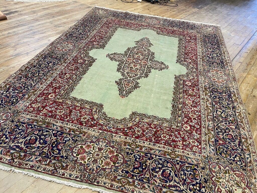 antiker-seltener-kerman-teppich-250x350-cm-mit-400000-knoten-grunes-2 Perserteppich Kerman 250 x 350 cm Wolle handgeknüpft