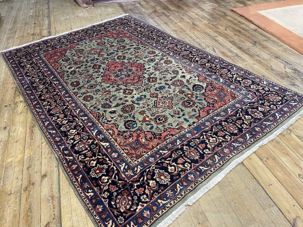 perserteppich-305x205-cm-medaillon-muster-in-lebendigem-grun-8-mm-3 Perserteppich 305x205 cm Wolle handgeknüpft
