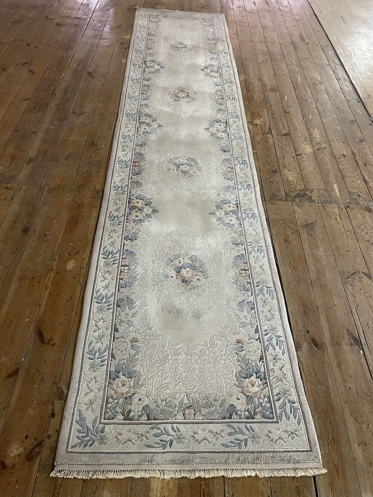 original-peking-laufer-350x76-cm-reine-seide-grau-beige-handgeknupft-1-1 Orientteppich Peking 350x76 cm Seide handgeknüpft
