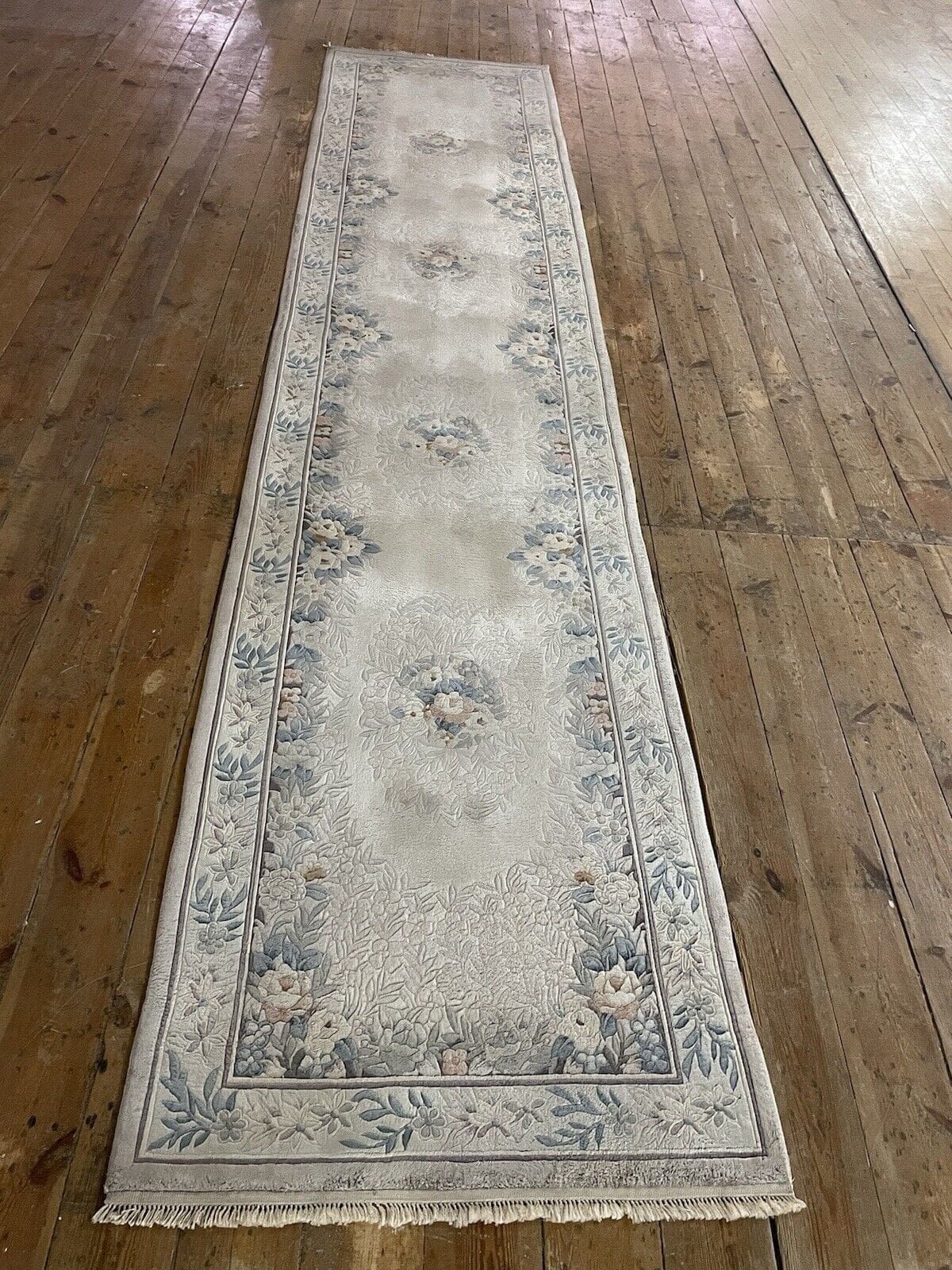 original-peking-laufer-350x76-cm-reine-seide-grau-beige-handgeknupft-1-2 Orientteppich Peking 350x76 cm Seide handgeknüpft