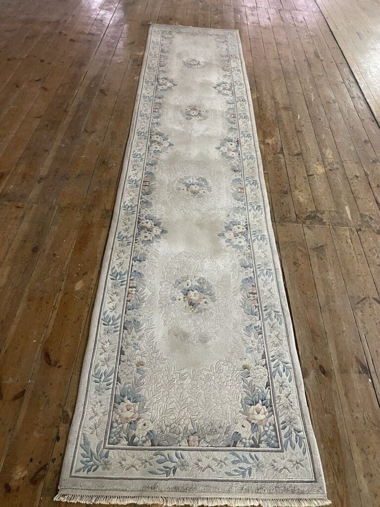 original-peking-laufer-350x76-cm-reine-seide-grau-beige-handgeknupft-1-3 Orientteppich Peking 350x76 cm Seide handgeknüpft