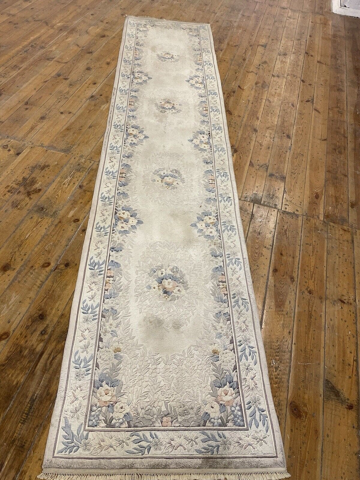 original-peking-laufer-350x76-cm-reine-seide-grau-beige-handgeknupft-1-5 Orientteppich Peking 350x76 cm Seide handgeknüpft