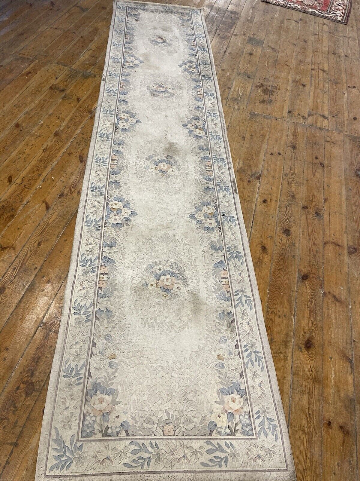 original-peking-laufer-350x76-cm-reine-seide-grau-beige-handgeknupft-1-9 Orientteppich Peking 350x76 cm Seide handgeknüpft