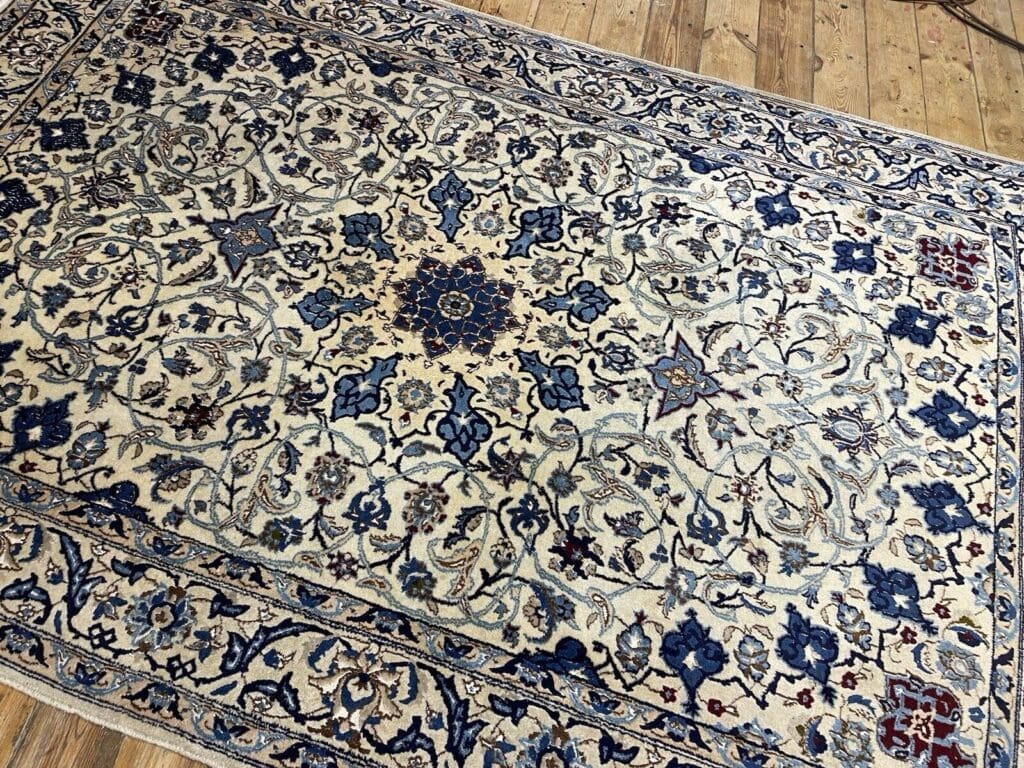 Perserteppich Nain 9 LA 240 x 160 cm Wolle Seide handgeknüpft