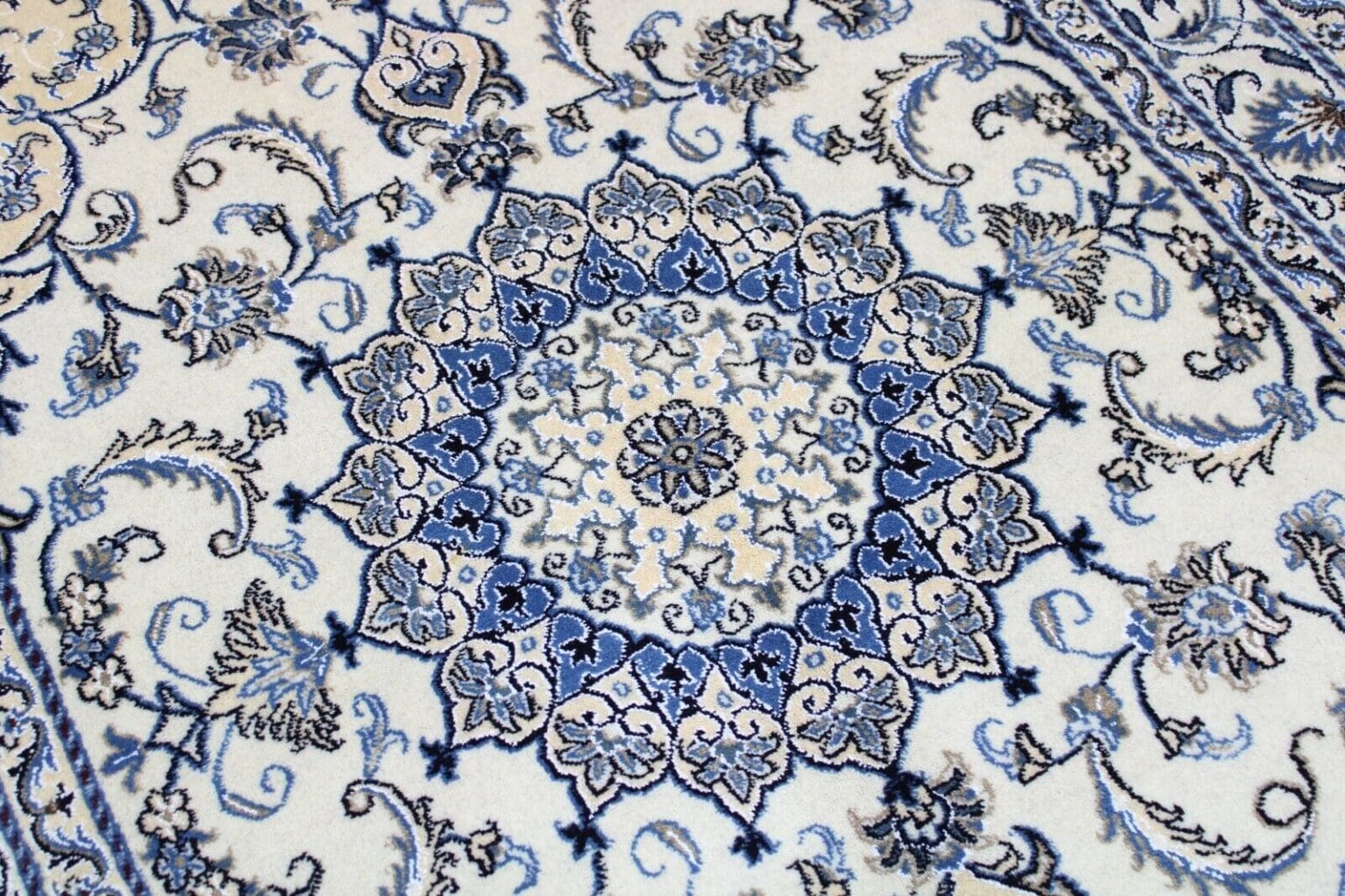 Perserteppich Nain 204 x 145 cm Wolle handgeknüpft