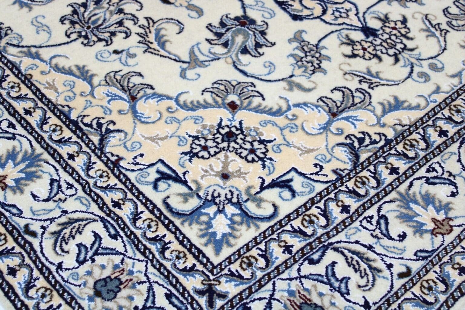 Perserteppich Nain 234 x 163 cm Wolle handgeknüpft