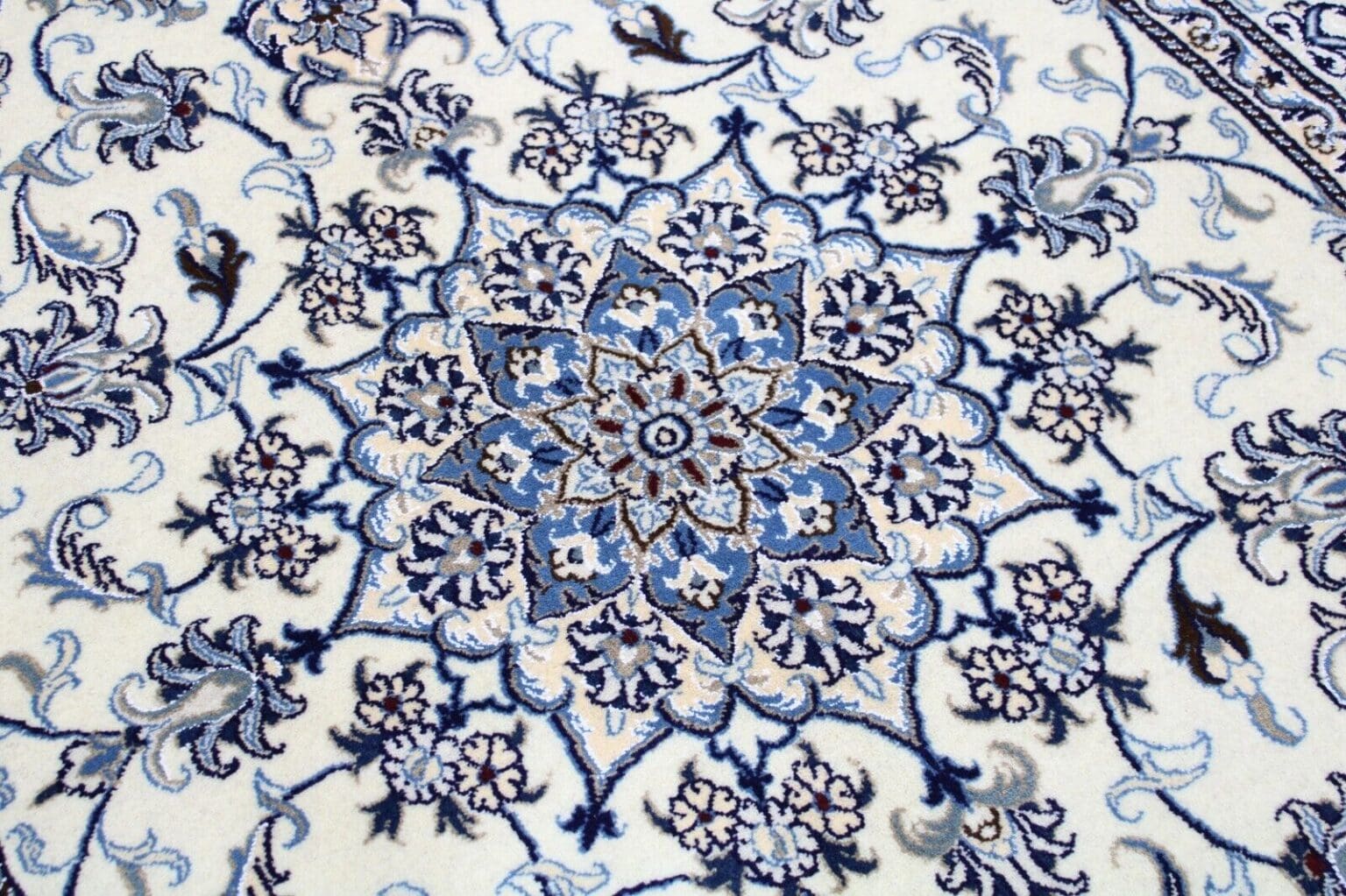Perserteppich Nain 234 x 163 cm Wolle handgeknüpft