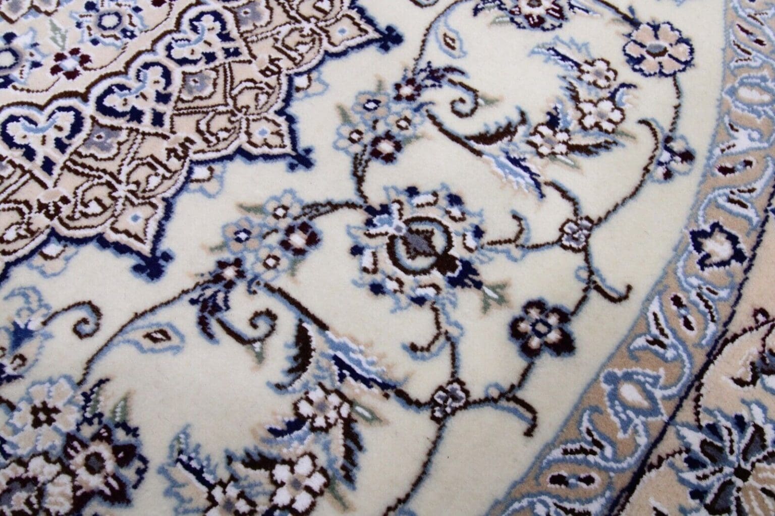 perserteppich-150x150-cm-nain-9la-mit-seide-handgeknupft-5 Perserteppich Nain 150 x 150 cm Wolle Seide handgeknüpft