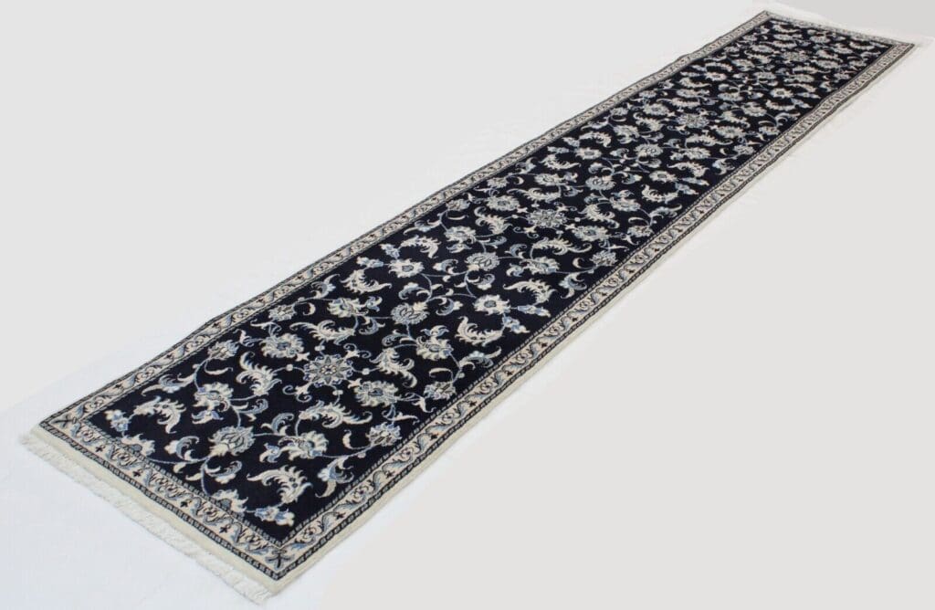 Perserteppich Nain 388 x 77 cm Wolle handgeknotet